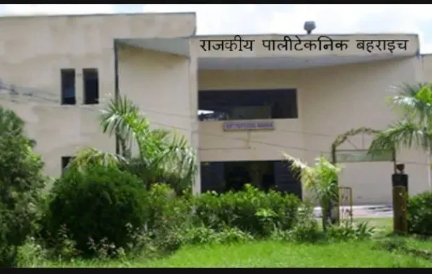 बहराइच 28 अप्रैल। राजकीय पालीटेक्निक मोहम्मदपुर बहराइच के प्रधानाचार्य अरूण कुमार ने बताया कि शिक्षण संस्थान परिसर में लैम्बर्ट लाईटिंग प्रोडक्ट्स प्रा.लि. एवं कल्लनी आटोकास्ट प्रा.लि., ग्रेटर नोएडा द्वारा आयोजित पूल कैम्पस प्लेसमेन्ट शिविर में तथागत गौतम बुद्ध राजकीय पालीटेक्निक सिरसिया श्रावस्ती के 18, राजकीय पालीटेक्निक बहराइच के 60 एवं राजकीय पालीटेक्निक मोहम्मदपुर बहराइच, के 35 कुल 113 छात्र साक्षात्कार में सम्मिलित हुये। प्रधानाचार्य श्री कुमार ने बताया कि नियोक्ता कम्पनी द्वारा चयनित छात्रों की सूची 01 सप्ताह में उपलब्ध करायी जायेगी। प्लेसमेन्ट कार्यक्रम में शिक्षण संस्था के समस्त स्टाफ द्वारा सहयोग प्रदान किया गया।