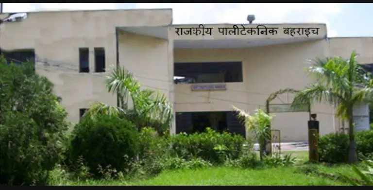 बहराइच 28 अप्रैल। राजकीय पालीटेक्निक मोहम्मदपुर बहराइच के प्रधानाचार्य अरूण कुमार ने बताया कि शिक्षण संस्थान परिसर में लैम्बर्ट लाईटिंग प्रोडक्ट्स प्रा.लि. एवं कल्लनी आटोकास्ट प्रा.लि., ग्रेटर नोएडा द्वारा आयोजित पूल कैम्पस प्लेसमेन्ट शिविर में तथागत गौतम बुद्ध राजकीय पालीटेक्निक सिरसिया श्रावस्ती के 18, राजकीय पालीटेक्निक बहराइच के 60 एवं राजकीय पालीटेक्निक मोहम्मदपुर बहराइच, के 35 कुल 113 छात्र साक्षात्कार में सम्मिलित हुये। प्रधानाचार्य श्री कुमार ने बताया कि नियोक्ता कम्पनी द्वारा चयनित छात्रों की सूची 01 सप्ताह में उपलब्ध करायी जायेगी। प्लेसमेन्ट कार्यक्रम में शिक्षण संस्था के समस्त स्टाफ द्वारा सहयोग प्रदान किया गया।